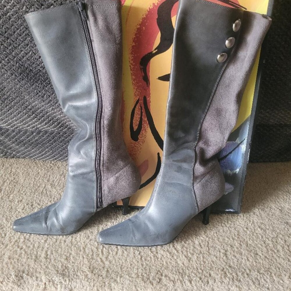 Predictions, size 9.5, gray